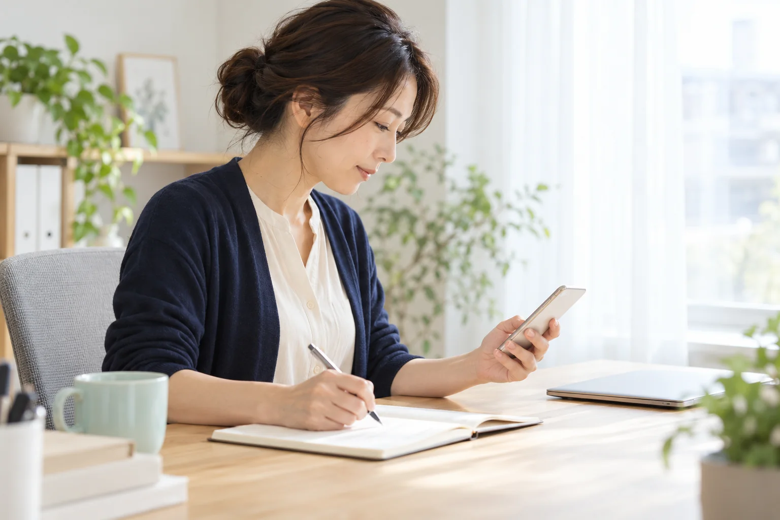 スマートフォンで確認して必要なことをメモするイメージ